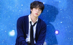 Momen Langka Penuh Makna, Jin BTS Ikhlas Pipinya Dicubiti Model Cilik MV 'The Astronaut'