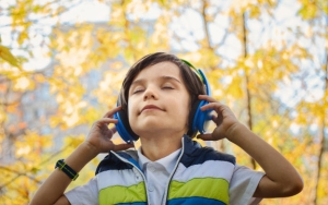 Kenalkan Pada Musik & Ajak Bernyanyi