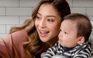Nikita Willy Dipuji Ibu Tangguh Usai Momen Masak Sambil Gendong Anak Trending