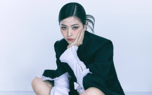 Ryujin ITZY Beraksi Ambil Foto Pakai Kamera Profesional Hingga Dipuji Member Lain