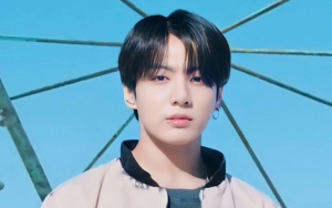 Biasa Tampil Swag di Panggung, Penampilan Gemesin Jungkook Bak Anak Sekolahan Tuai Sorotan