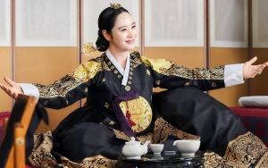 Kim Hye Soo Bikin Gemas Usai Momong Bayi di Lokasi 'Under The Queen's Umbrella'