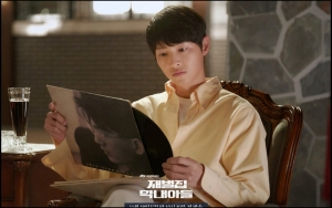Berlagak Lugu, Song Joong Ki Sembunyikan Identitas Asli Di Balik Sorot Mata Tajam di 'Reborn Rich'