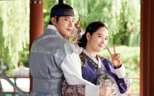 Kim Hye Soo Terciduk Asyik Kipasi Moon Sang Min Saat Syuting 'Under The Queen's Umbrella'