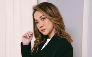 Julurkan Lidah, Bunga Citra Lestari Pamer Pose Tonjolkan Perut Bak Sekaligus Hempas Isu Hamil