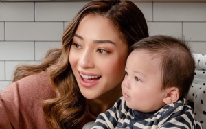 Nikita Willy Disebut Pancarkan Vibes Kece Saat Gendong Baby Izz Pakai Jarik