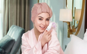 OOTD Syahrini Nonton Konser Bareng Suami Dicibir Salah Kostum