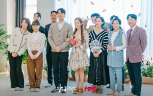 Bahagia Campur Haru Park Min Young-Go Kyung Pyo Cs di Hari Terakhir Syuting 'Love in Contract'