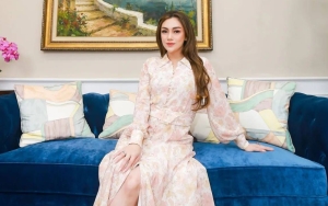 Celine Evangelista Dandan Ala Manten Jawa, Tato di Dada Curi Perhatian