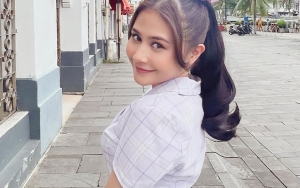 Prilly Latuconsina Main ke Pantai, Wajah Girang Auto Bikin Ikutan Bahagia