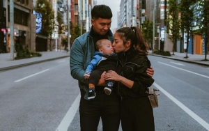 Nikita Willy dan Suami Sampai Harus Makan di Toilet Karena Baby Izz