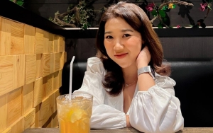 Kiky Saputri Cosplay Jadi Gadis Berkebaya Merah, Aura Calon Pengantin Disorot