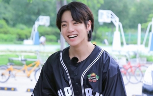 Jungkook BTS Keluarkan Jurus Tendang Bola di Bandara