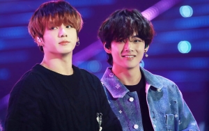 Bak Janjian, Jungkook dan V BTS Lakukan 2 Pose Kembar di Bandara