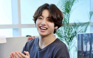 Jungkook BTS Santai Taruh di Lantai, Harga Tas Duffle Corduroy-nya Curi Perhatian