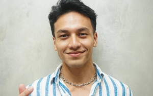Jefri Nichol Tampil Feminim di Press Conference 'Sri Asih'