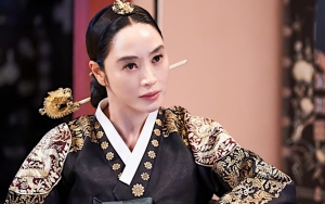 Kim Hye Soo Bikin Takjub Usai Rawat Anjing Terlantar di Set 'Under The Queen's Umbrella'