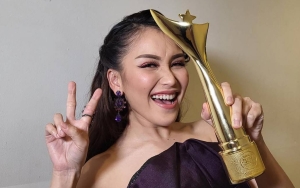Ayu Ting Ting Tulis Janji dan Harapan Usai Sabet Piala di Penghargaan 'Anugerah Dangdut Indonesia'