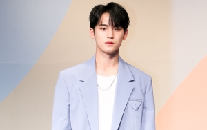 Mingyu SEVENTEEN Santai Cium Carat di Weverse