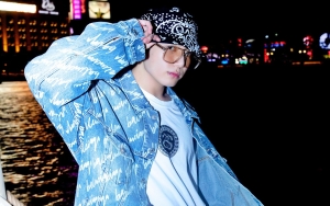 Jungkook BTS Merem Gak Kuat Diserbu Flash Kamera Curi Perhatian