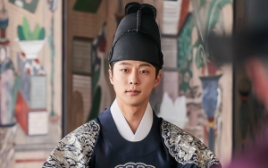 Bae In Hyuk Alami Cerita Lucu Akibat Popularitasnya di 'Under The Queen's Umbrella'