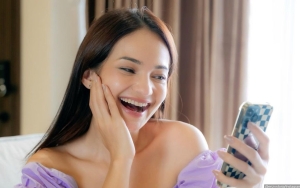 Enzy Storia Tampil Kenakan Gaun Putih Ala Pengantin