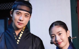 Oh Ye Ju Diam-Diam Tenangkan Moon Sang Min di Set 'Under The Queen's Umbrella'