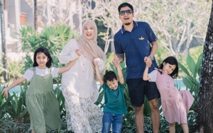 Desta Ajak Anak-Istri Lihat Gundam Raksasa di Jepang, Ekspresi Datar Bikin Salfok