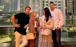 Lesti Kejora & Rizky Billar Holiday Ke Bali Bareng Margin-Ali Syakieb, Outfit Couple Jadi Buah Bibir