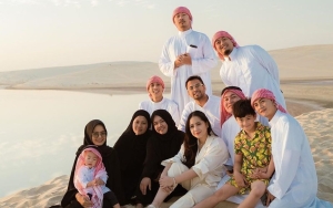 Raffi-Nagita Foto Keluarga di Qatar, Aksi Rayyanza Cipung Dipangku Pawang Cantik Bikin Gemas
