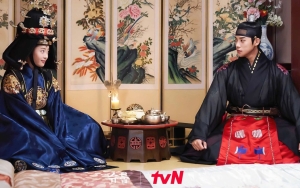 tvN Rilis Video Ciuman Moon Sang Min & Oh Ye Ju di 'Under The Queen's Umbrella'