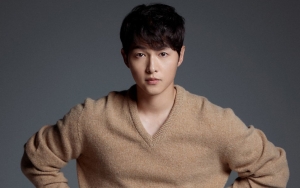 Song Joong Ki Traktir Hingga Panggang Daging untuk Tim 'Reborn Rich'