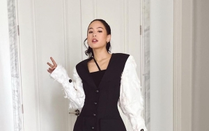 Maudy Ayunda Girang Raih Penghargaan Hingga Kecup Piala