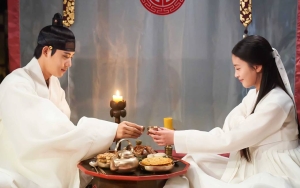 Ciuman Romantis Moon Sang Min dan Oh Ye Ju di 'Under The Queen's Umbrella' Jadi Buah Bibir