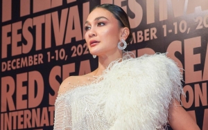 Ngeri, Luna Maya Disebut Tak Sengaja Jepret Sosok Hitam Saat Selfie di Lift