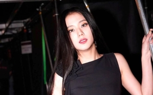 Jisoo BLACKPINK Tampil Dengan Wajah Polos Berkacamata di London Bikin Gemas