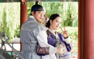 Moon Sang Min Soroti Keahlian Memotret Kim Hye Soo di Set 'Under The Queen's Umbrella'