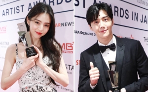 AAA 2022 Dikritik Tak Adil usai Idol Ngemper ketika Han So Hee & Kim Seon Ho Cs Duduk Kursi