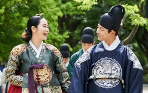 Kim Hye Soo Bikin Bae In Hyuk Merinding Saat Syuting 'Under The Queen's Umbrella'