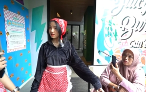 Fuji An Jutek Jadi Pelayan Karen's Diner, Pembeli Baper Beneran Sampai Lempar Buku Menu
