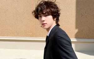 Jin BTS Tepis Julukan 'Flat Peach' Usai Bentuk Kepala Asli Terungkap