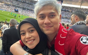 Lagi Di Bali, Momen Rizky Billar Keciduk Lelah Sampai Tidur Di Kaki Lesty Kejora Disorot