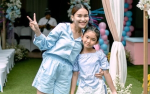 Ayu Ting Ting Hujani Bilqis dengan Ciuman Usai Dapat Hadiah di Hari Ibu