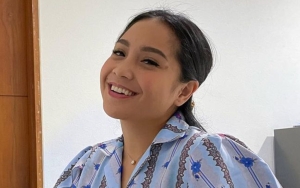 Nagita Slavina Bikin Syok Usai Jadikan Syal Seharga Motor Buat Rebahan di Rumput