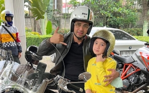 Raffi Ahmad Motoran Ngebut, Sikap Rafathar Santuy Ngemil Di Kursi Boncengan Curi Perhatian