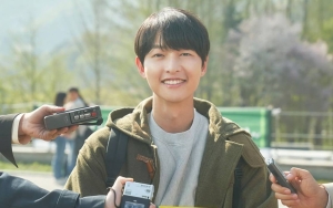 Song Joong Ki Perkenalkan Pacar Cantik Pada Staf 'Reborn Rich'