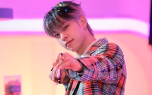 Kim Donghyun AB6IX Peluk Pinggang Wanita Diduga Pacar Pinggir Jalan
