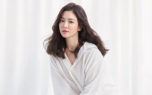 Diterpa Isu Menghindar, Song Hye Kyo Ceria Rangkul Fotografer Populer