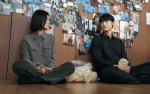 Adegan Song Hye Kyo Buka Baju di Depan Lee Do Hyun 'The Glory' Curi Perhatian
