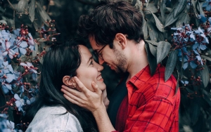 Kenali Apa Itu Love Bombing, Bentuk Manipulatif Dalam Hubungan & Ciri-Cirinya